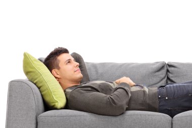 Genç adam kanepede döşenmesi