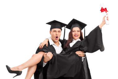 Genç çift onların mezuniyet kutluyor