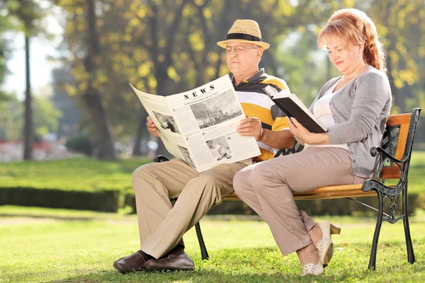 Пара пожилых людей отдыхает в парке — стоковое фото