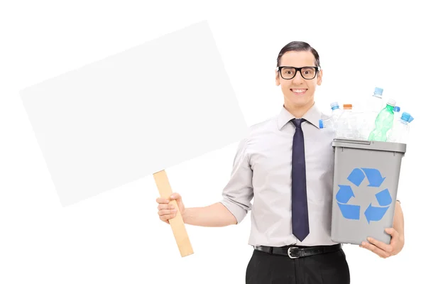 Man met recycleren bin — Stockfoto