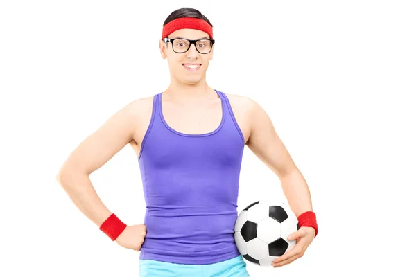 Atleta nerd che tiene il calcio — Foto Stock