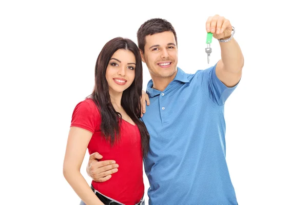 Junges Paar posiert mit Schlüssel — Stockfoto