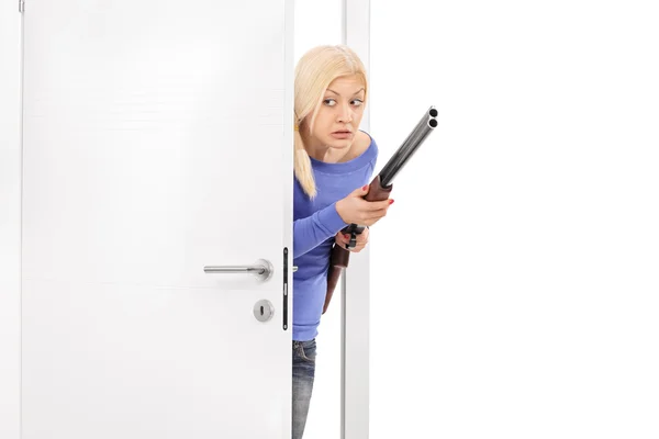 Terrified woman holding rifle — Stock Photo, Image