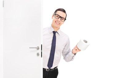 Tuvalet kağıdı getiren işadamı