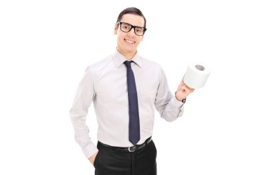 Tuvalet kağıdı rulosu tutan işadamı