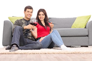 Genç çift şarap içiyor.