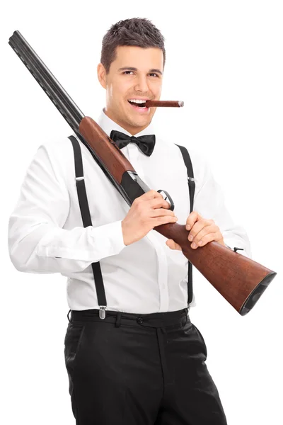 Muž hospodářství pušku a kouření — Stock fotografie