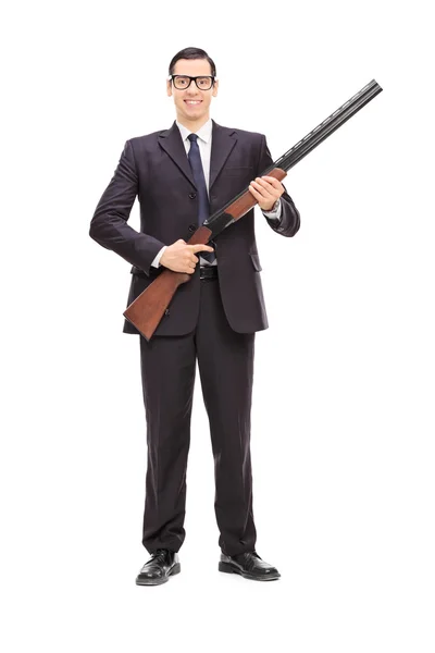 Guardaespaldas masculino sosteniendo escopeta — Foto de Stock