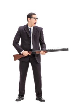 Kızgın adam tüfekle holding