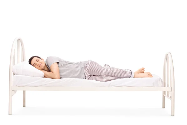 Joven hombre durmiendo en la cama — Foto de Stock