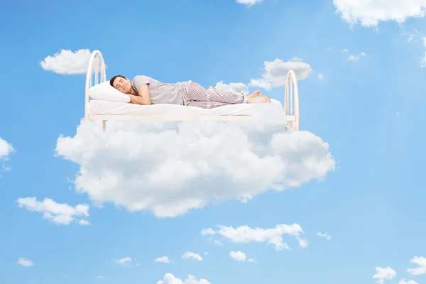 Hombre durmiendo en las nubes —  Fotos de Stock