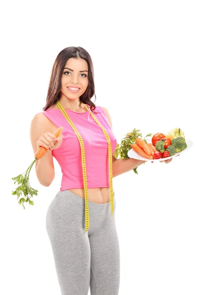 Donna che tiene piatto di verdure — Foto Stock
