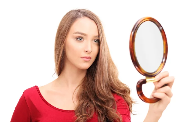 Mulher linda olhando em um espelho — Fotografia de Stock