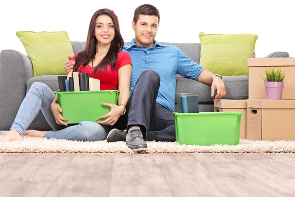 Couple with moving boxes — Stock Photo, Image