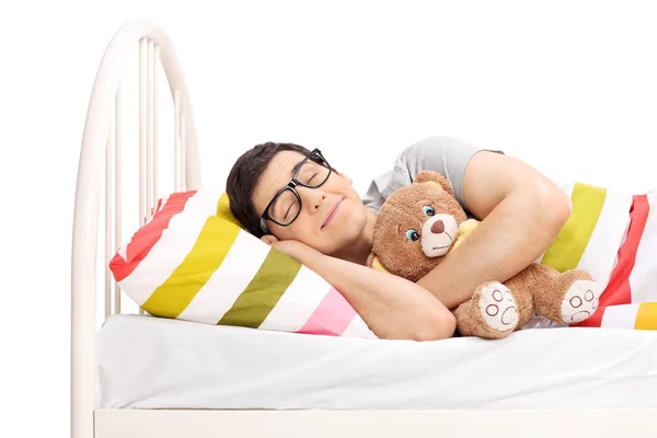 Hombre durmiendo con oso de peluche — Foto de Stock