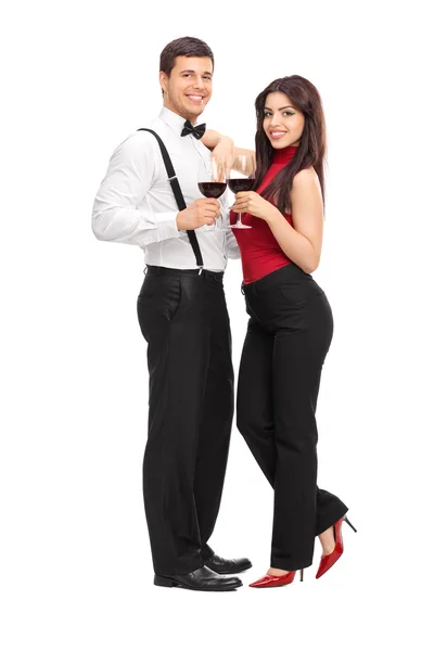 Genç çift kırmızı şarap içiyor. — Stok fotoğraf