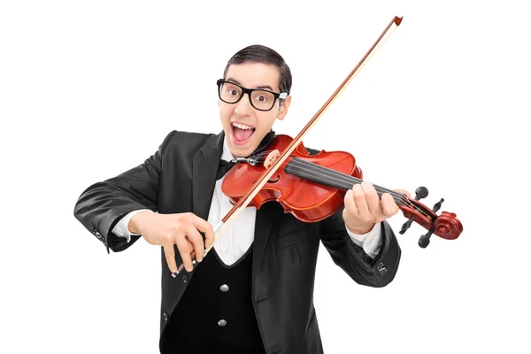 Радостный музыкант играет на скрипке — стоковое фото