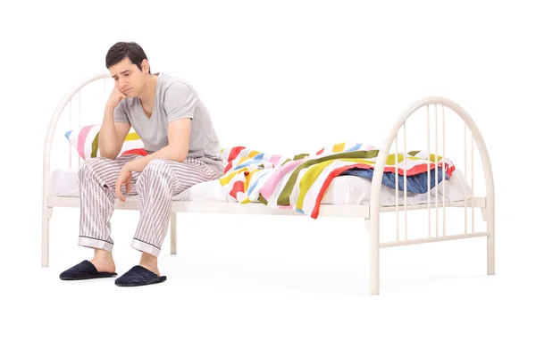 Endişeli adam yatakta oturuyor — Stok fotoğraf