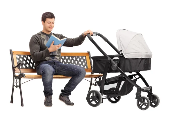 Junger Mann mit Kinderwagen — Stockfoto