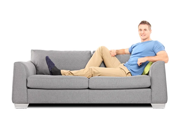 Hombre joven relajado en el sofá —  Fotos de Stock