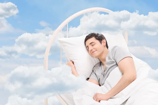 Hombre durmiendo en las nubes — Foto de Stock