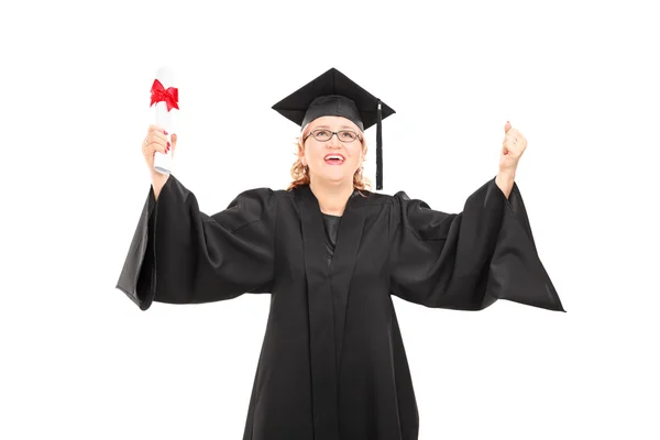 Dolblij volwassen vrouw met een diploma — Stockfoto