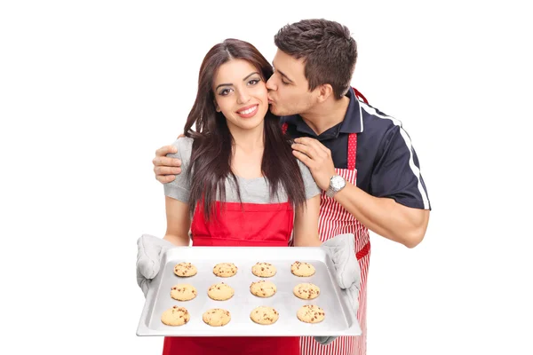 Femme pâtisserie biscuits avec petit ami — Photo