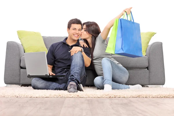 Femme avec des sacs à provisions embrasser petit ami — Photo