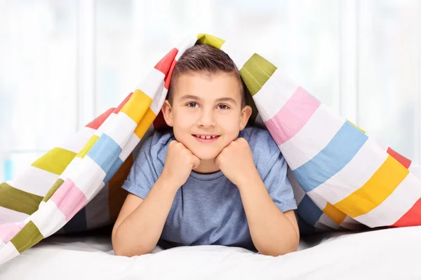 Kleine jongen bedekt met deken — Stockfoto