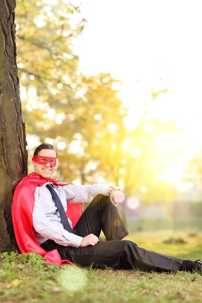 Mannen i superhjälte outfit i park — Stockfoto