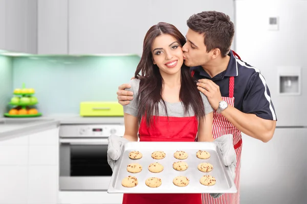 Ψήσιμο τα cookies ζευγάρι στην κουζίνα — Φωτογραφία Αρχείου