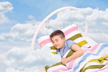 Küçük çocuk bulutlarda uyumak