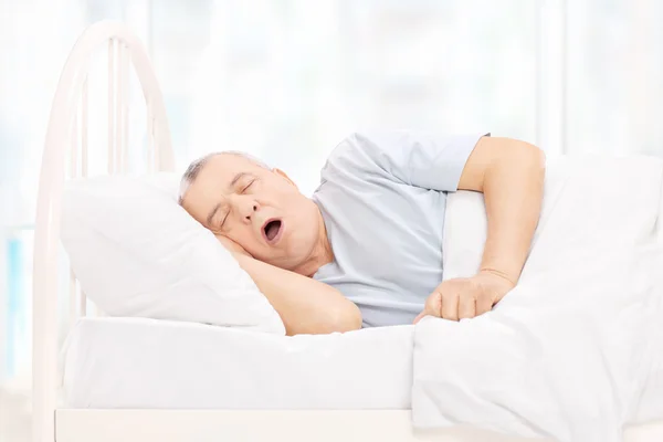 Maturo uomo dormire in letto — Foto Stock