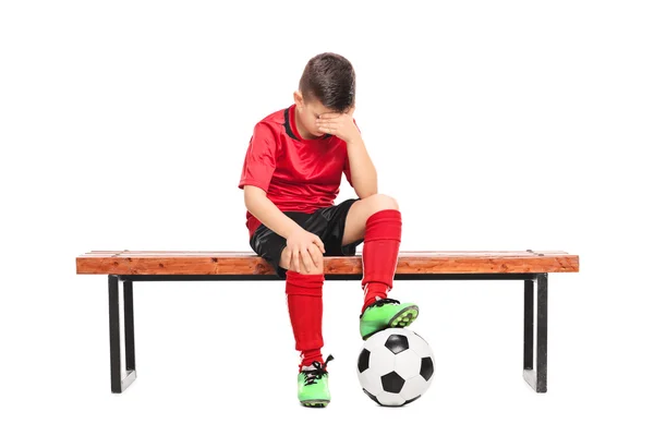 Ragazzo triste in uniforme da calcio — Foto Stock