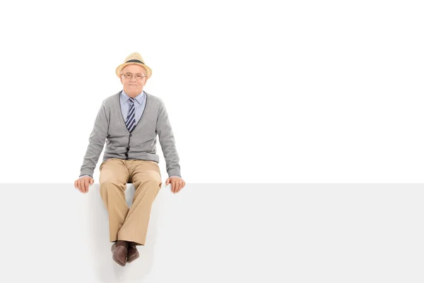 Senior Gentleman sitzt auf leerer Platte — Stockfoto