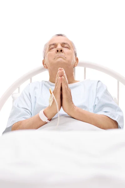 Starší pacient, modlil se v posteli — Stock fotografie