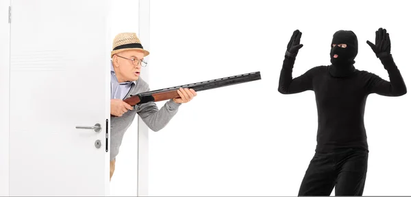 Senior con fucile cattura ladro — Foto Stock