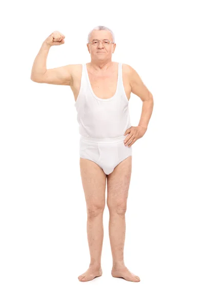 Senior in ondergoed tonen biceps — Stockfoto