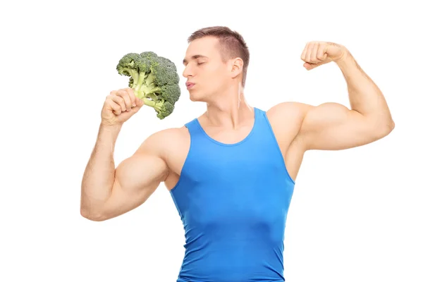 Muskulös man kyssas broccoli — Stockfoto