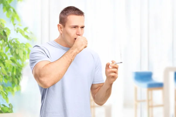 Hombre fumando cigarrillo y tosiendo — Foto de Stock