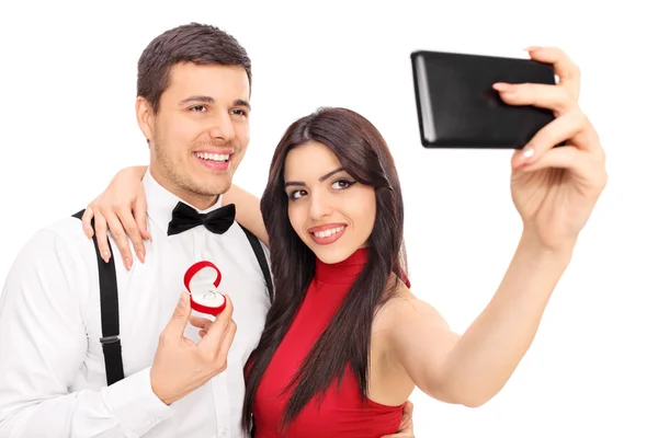 Ζευγάρι λαμβάνοντας selfie με δαχτυλίδι αρραβώνων — Φωτογραφία Αρχείου