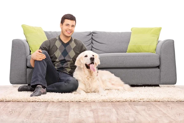 Man op de vloer met hond — Stockfoto