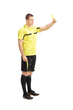 Futbol hakem gösteren sarı kart