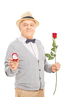 Üst düzey beyefendi holding nişan yüzüğü