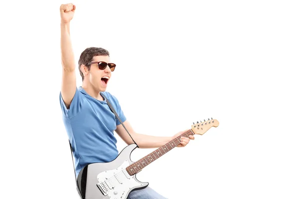 Молодой гитарист играет на электрогитаре — стоковое фото