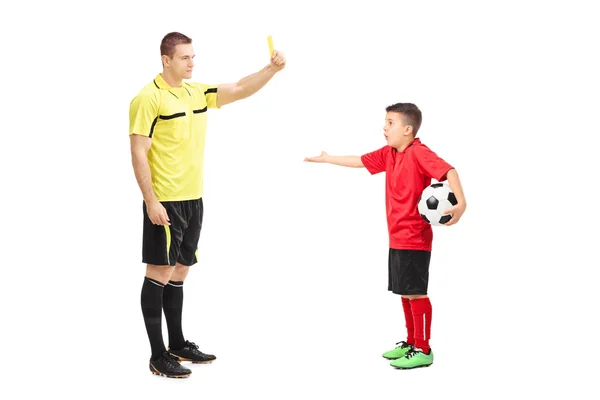 Árbitro de futebol mostrando cartão amarelo — Fotografia de Stock