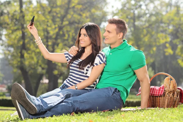 Chica tomando selfie con novio — Foto de Stock