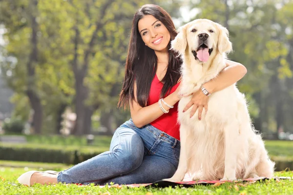 Flicka med hund i park — Stockfoto