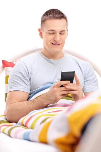 Man skicka SMS från mobiltelefon — Stockfoto