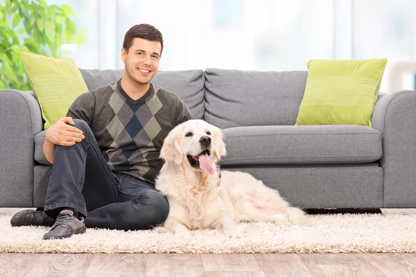 Homme par terre avec chien — Photo